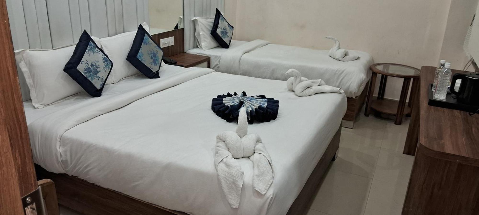 Hotel Shree Radha Krishna Varanasi Exterior photo