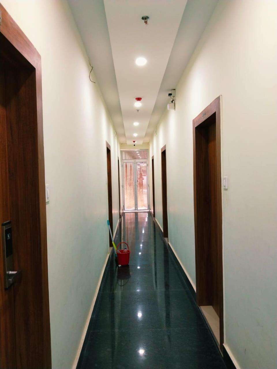 Hotel Shree Radha Krishna Varanasi Exterior photo