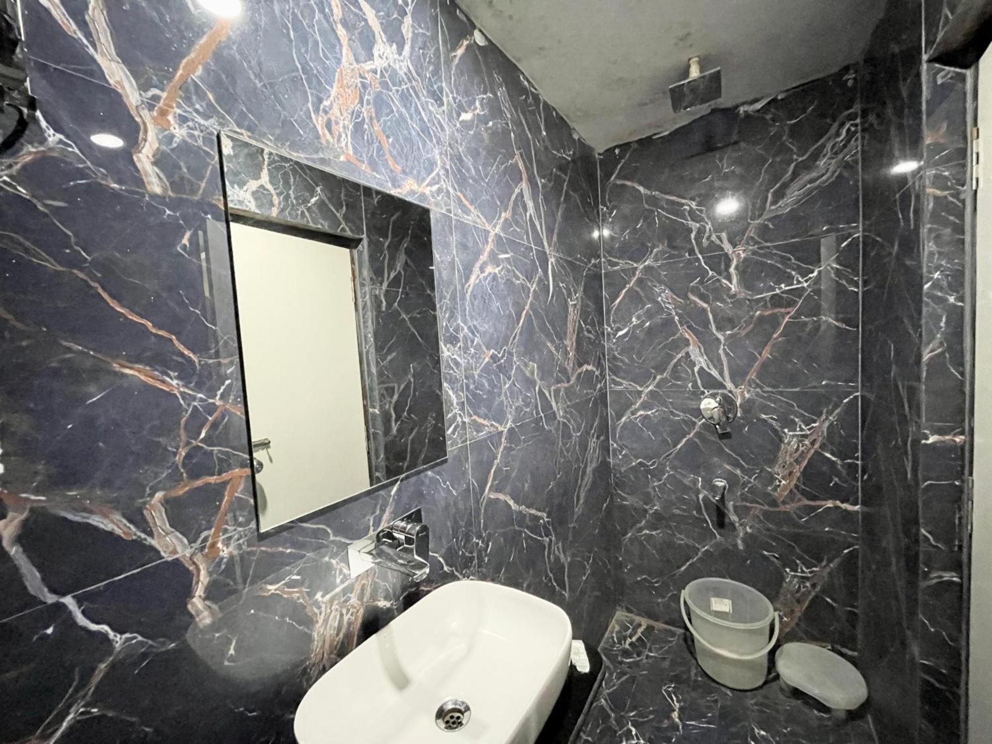 Hotel Shree Radha Krishna Varanasi Exterior photo