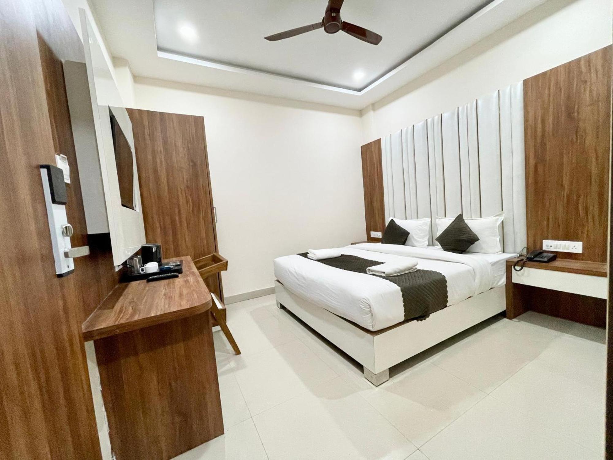 Hotel Shree Radha Krishna Varanasi Exterior photo