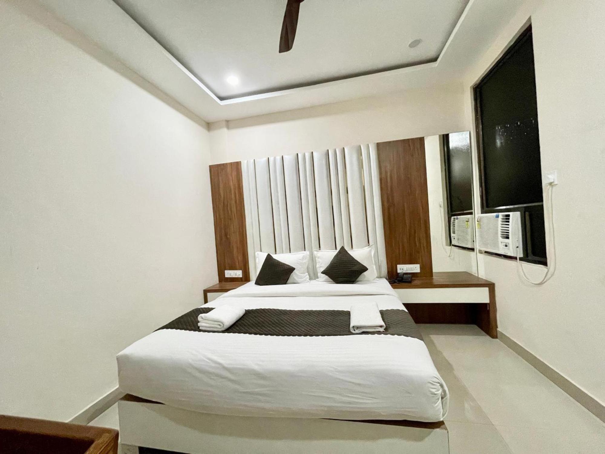 Hotel Shree Radha Krishna Varanasi Exterior photo
