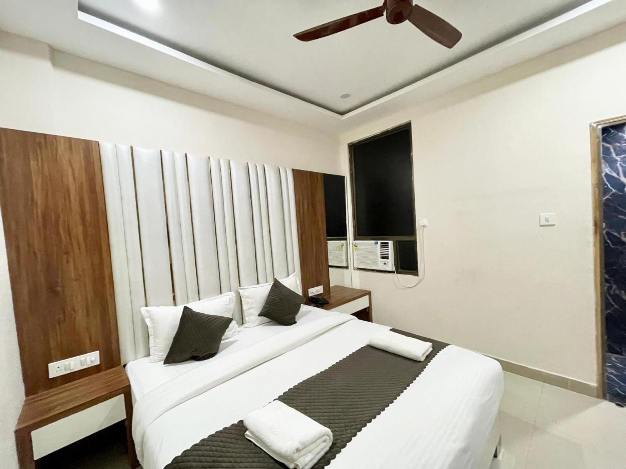 Hotel Shree Radha Krishna Varanasi Exterior photo